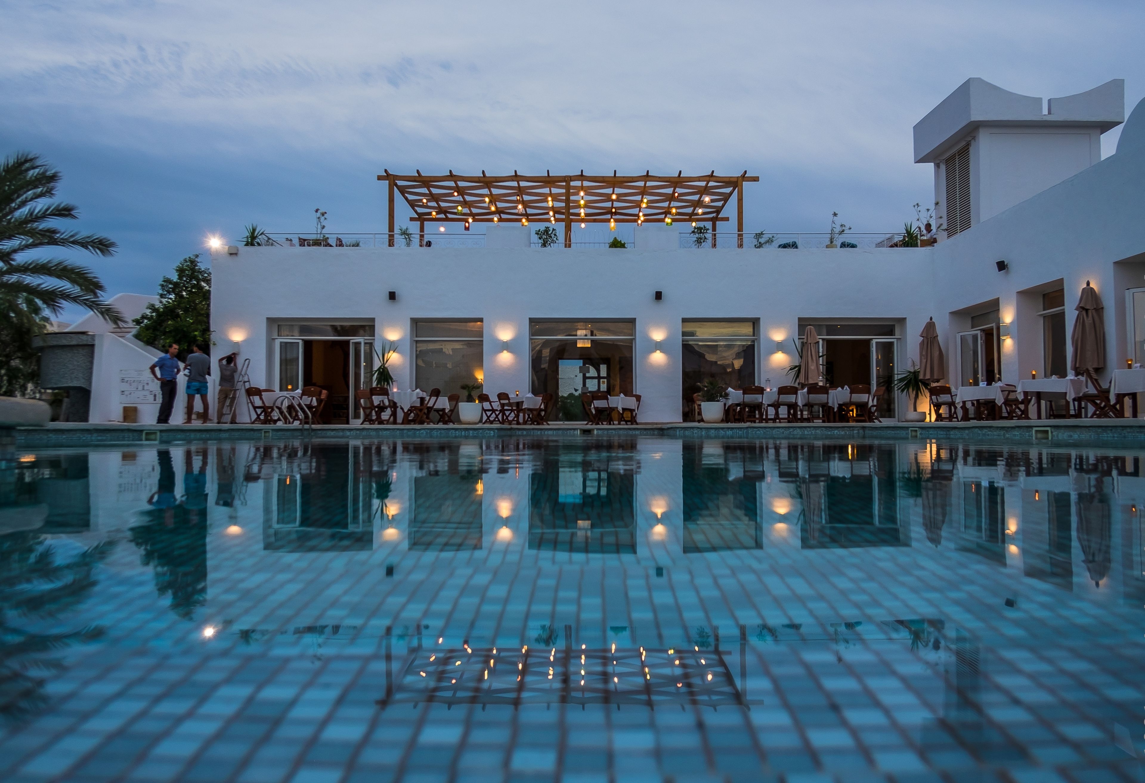 حمّام سباحة خارجي، مظلات على حمّام السباحة، مقاعد للتشمس