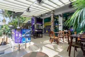 Outdoor dining - The Great Patong Residence (Patong)