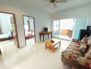 Junior-huoneisto, 2 makuuhuonetta, valtamerinäköala | Oleskelualue | 34–senttinen taulutelevisio, jossa satelliittikanavat