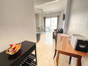 Télévision à écran plat de 34 cm avec chaînes par satellite, télévision