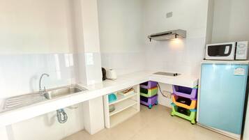 Apartment, 1 Bedroom, Ocean View | Private kitchen | Fridge, electric kettle, freezer, dining tables