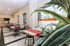 Comida y bebida