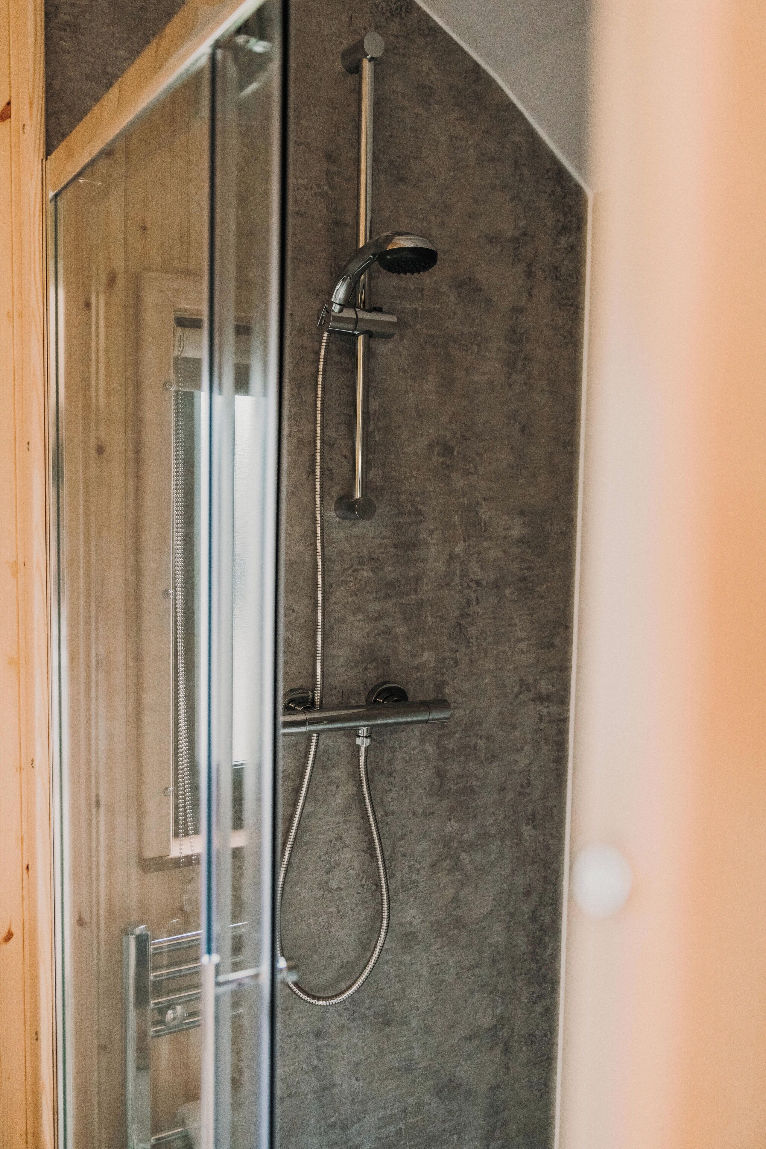 luxury cabin, ensuite, garden view | bathroom | combined shower/bathtub, free toiletries, hair dryer, towels