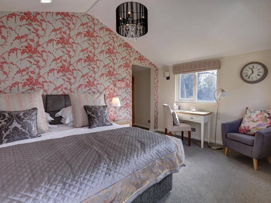 Double or Twin Room, Ensuite, Garden View | Iron/ironing board, free WiFi, bed sheets