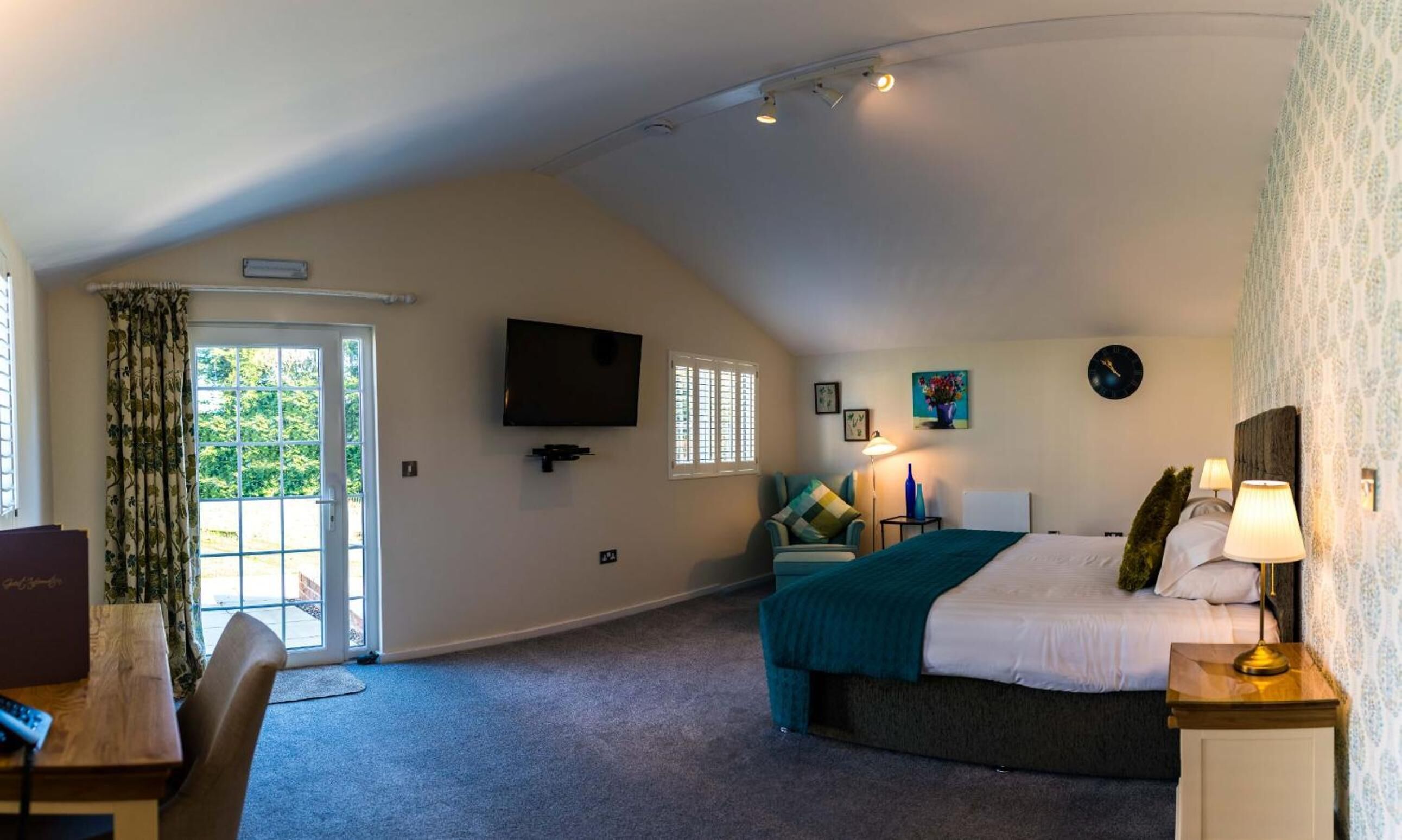 large double or twin room, ensuite, garden view | iron/ironing board, free wifi, bed sheets