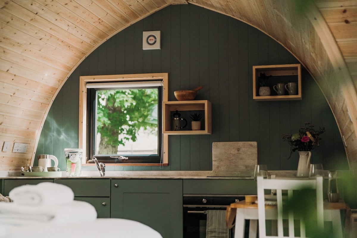 luxury cabin, ensuite, garden view | iron/ironing board, free wifi, bed sheets