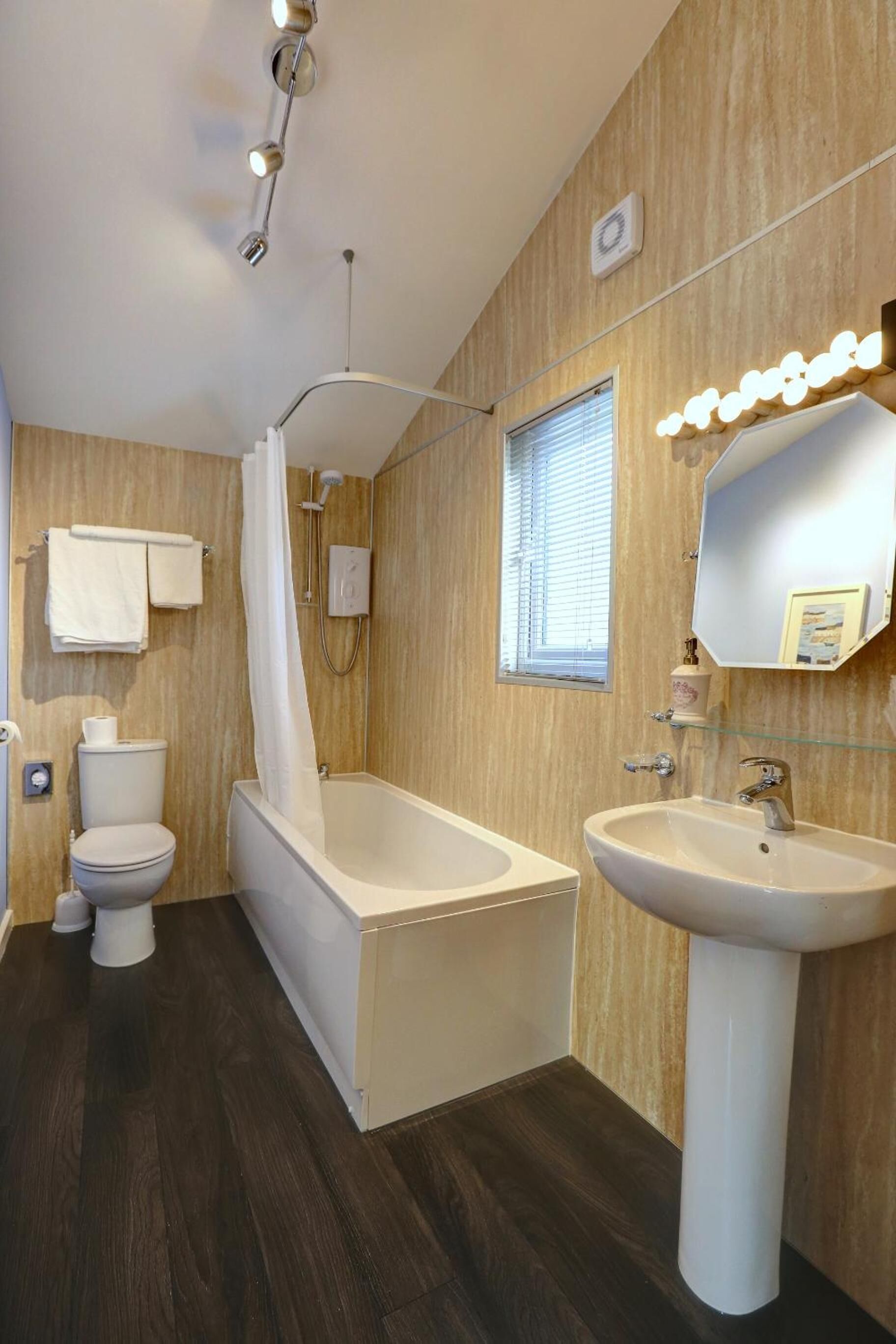 double or twin room, ensuite, garden view | bathroom | combined shower/bathtub, free toiletries, hair dryer, towels