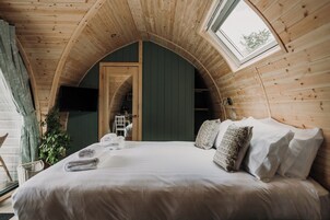 Luxury Cabin, Ensuite, Garden View | Iron/ironing board, free WiFi, bed sheets