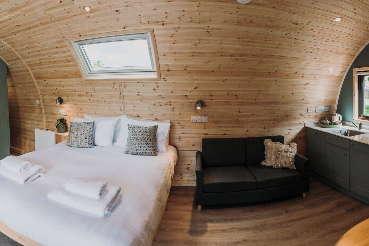 luxury cabin, ensuite, garden view | iron/ironing board, free wifi, bed sheets