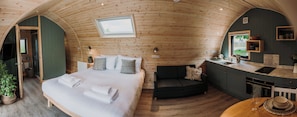 Luxury Cabin, Ensuite, Garden View