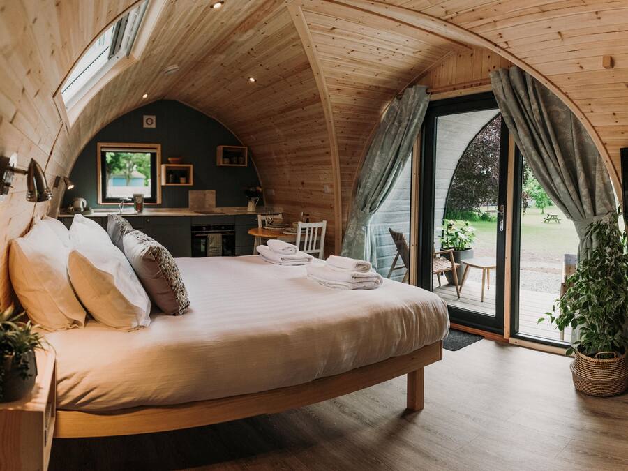 Luxury Cabin, Ensuite, Garden View