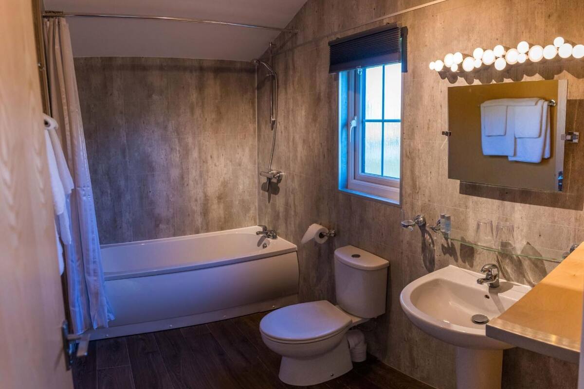 large double or twin room, ensuite, garden view | bathroom | combined shower/bathtub, free toiletries, hair dryer, towels
