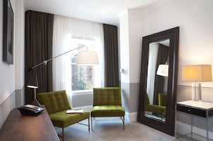 Deluxe Junior Suite | Living area