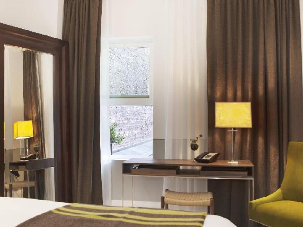 Hochwertige Bettwaren, Minibar, Zimmersafe, Schreibtisch