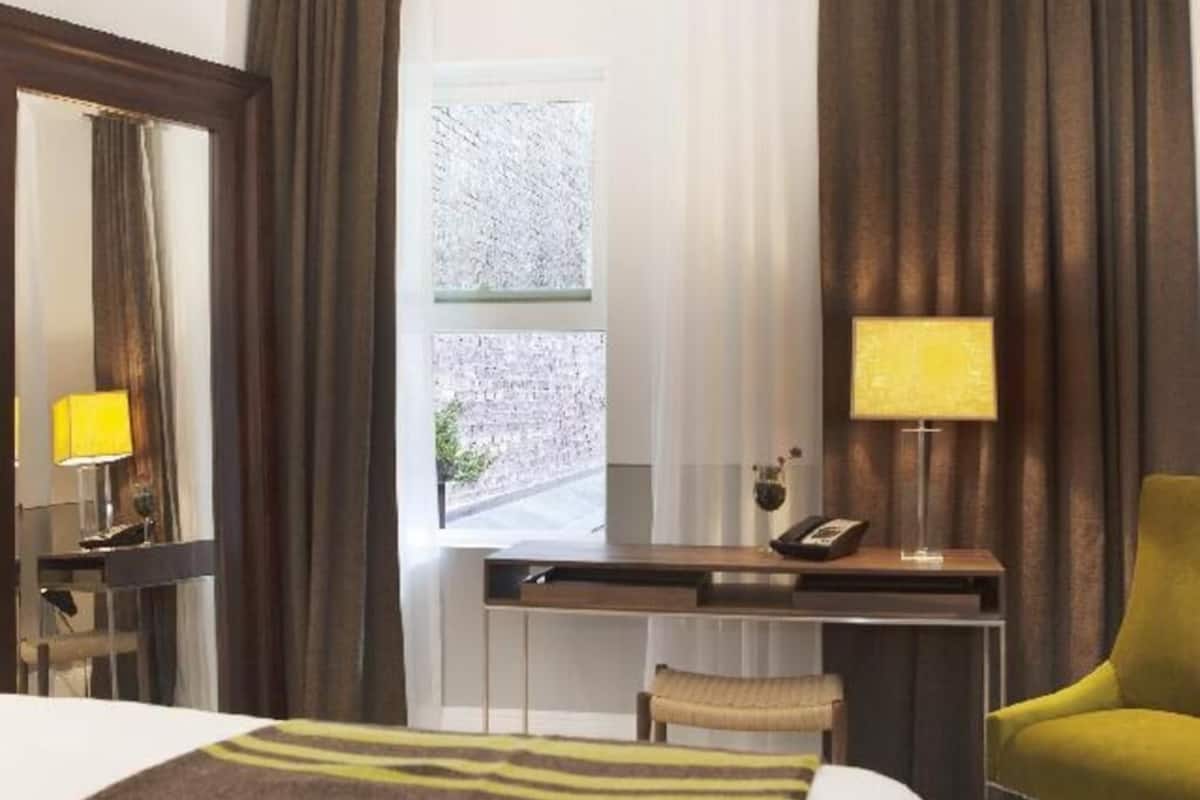 Hochwertige Bettwaren, Minibar, Zimmersafe, Schreibtisch