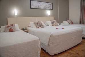 Quadruple Room | Minibar, in-room safe, blackout drapes, iron/ironing board - Hotel Bella Camboriú (Balneário Camboriú)