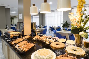 A buffet with various baked goods and pastries. - Hotel Bella Camboriú (Balneário Camboriú)