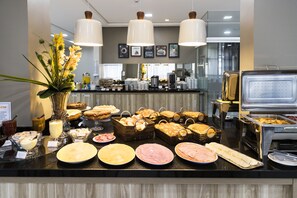 Free daily buffet breakfast - Hotel Bella Camboriú (Balneário Camboriú)