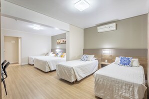 Quarto família | Frigobar, cofres nos quartos, cortinas blackout