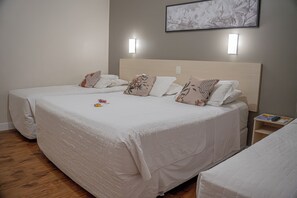 Quadruple Room | Minibar, in-room safe, blackout curtains, iron/ironing board - Hotel Bella Camboriú (Balneário Camboriú)