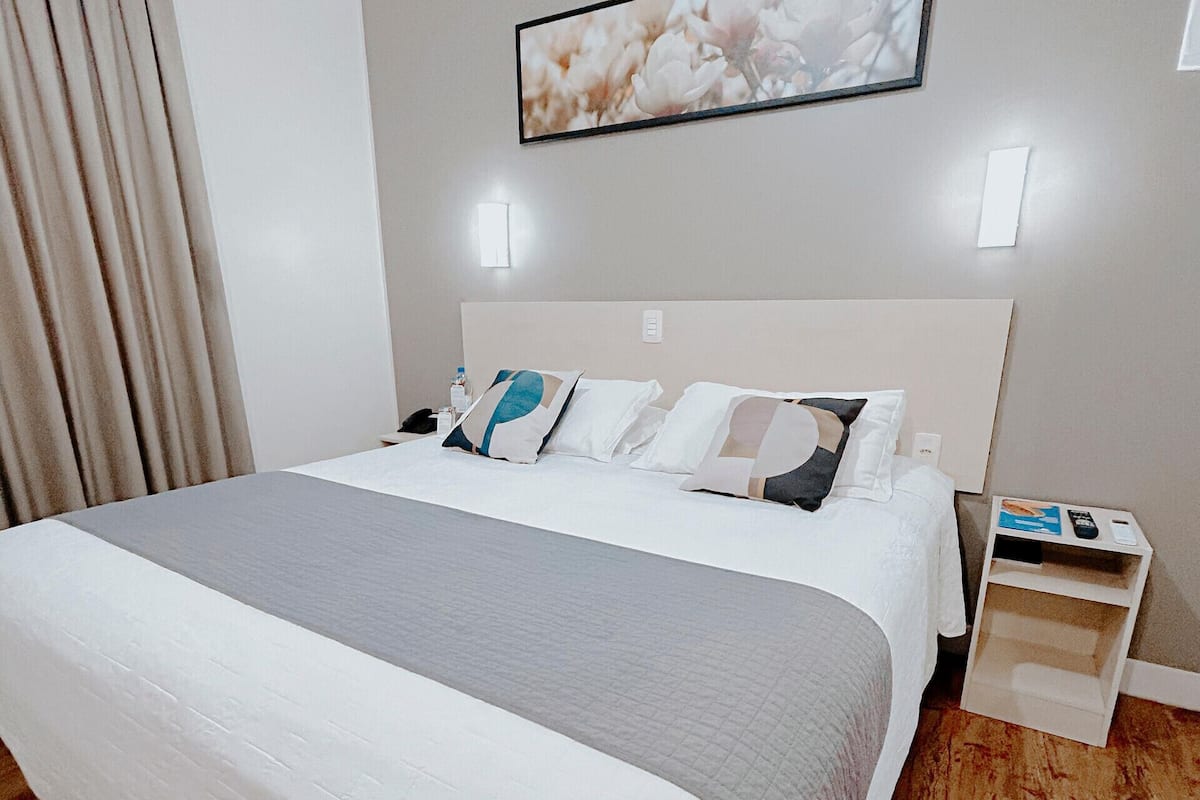 Minibar, Zimmersafe, Verdunkelungsvorhänge, Bügeleisen/Bügelbrett