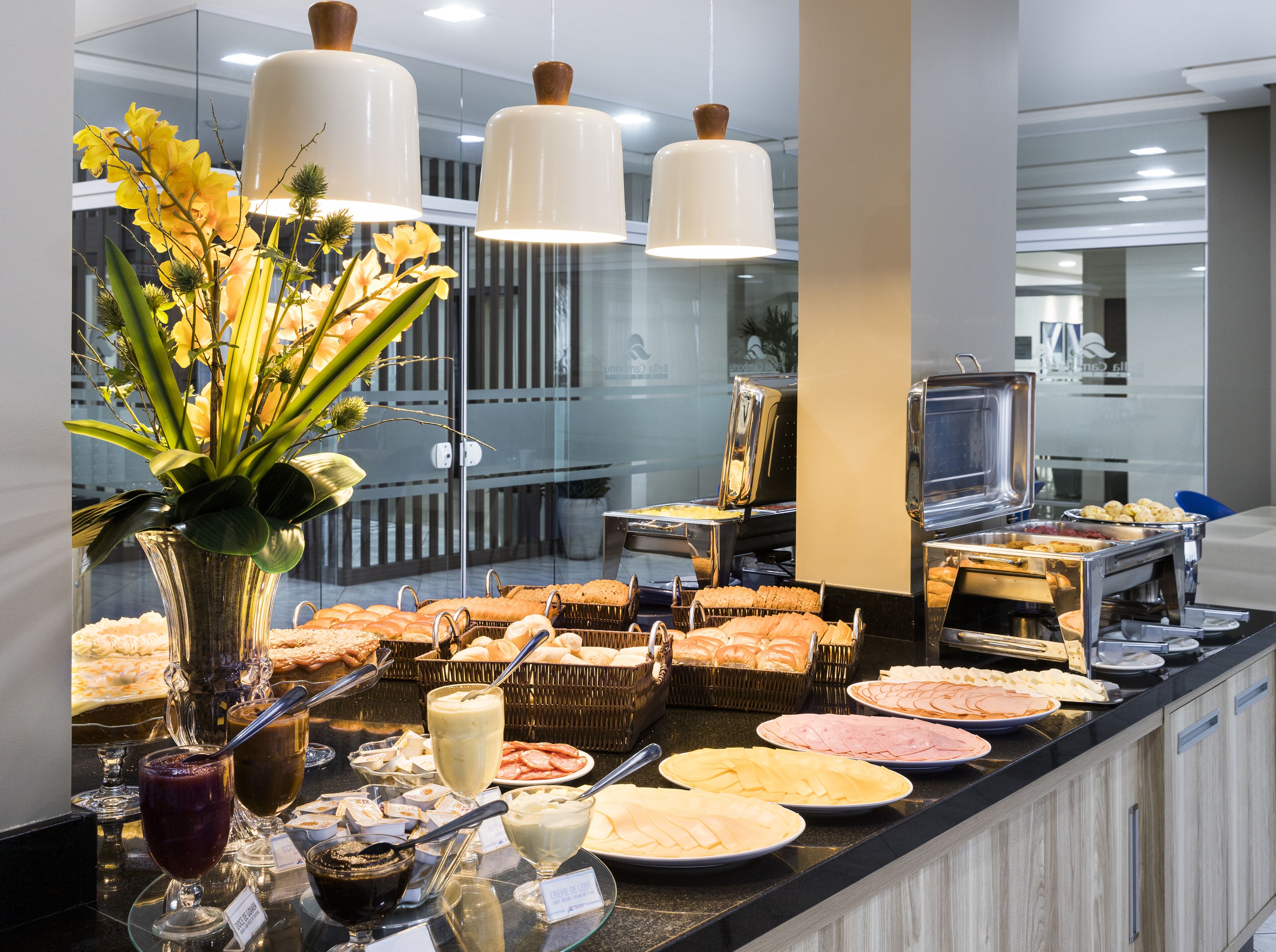 Café da manhã com buffet grátis todos os dias