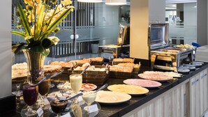 Ein Buffet mit verschiedenen Speisen und einer dekorativen Blumenvase.