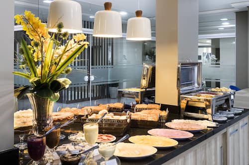 Café da manhã com buffet grátis todos os dias