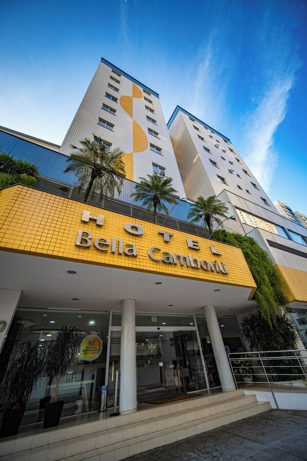A hotel with a prominent sign, a modern facade, and a clear sky. - Hotel Bella Camboriú (Balneário Camboriú)