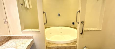 Suite présidentielle, 1 trÚs grand lit, non-fumeur, baignoire à jets | Salle de bain | Séchoir à cheveux, serviettes fournies, savon, shampooing