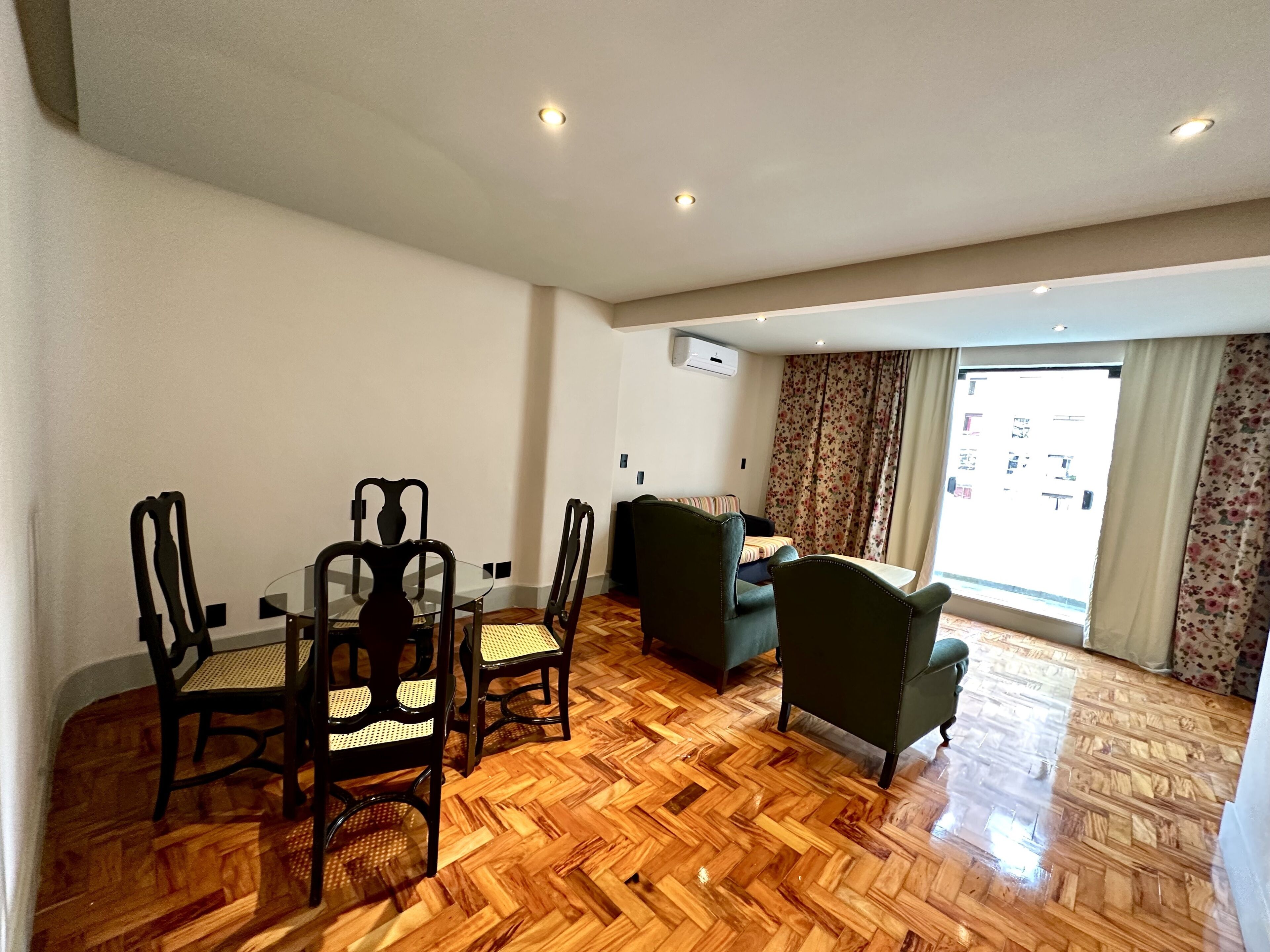 presidential suite, 1 king bed, non smoking, jetted tub | living area