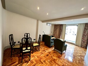 總統套房, 1 張特大雙人床, 非吸煙房, 按摩浴缸 | 起居區