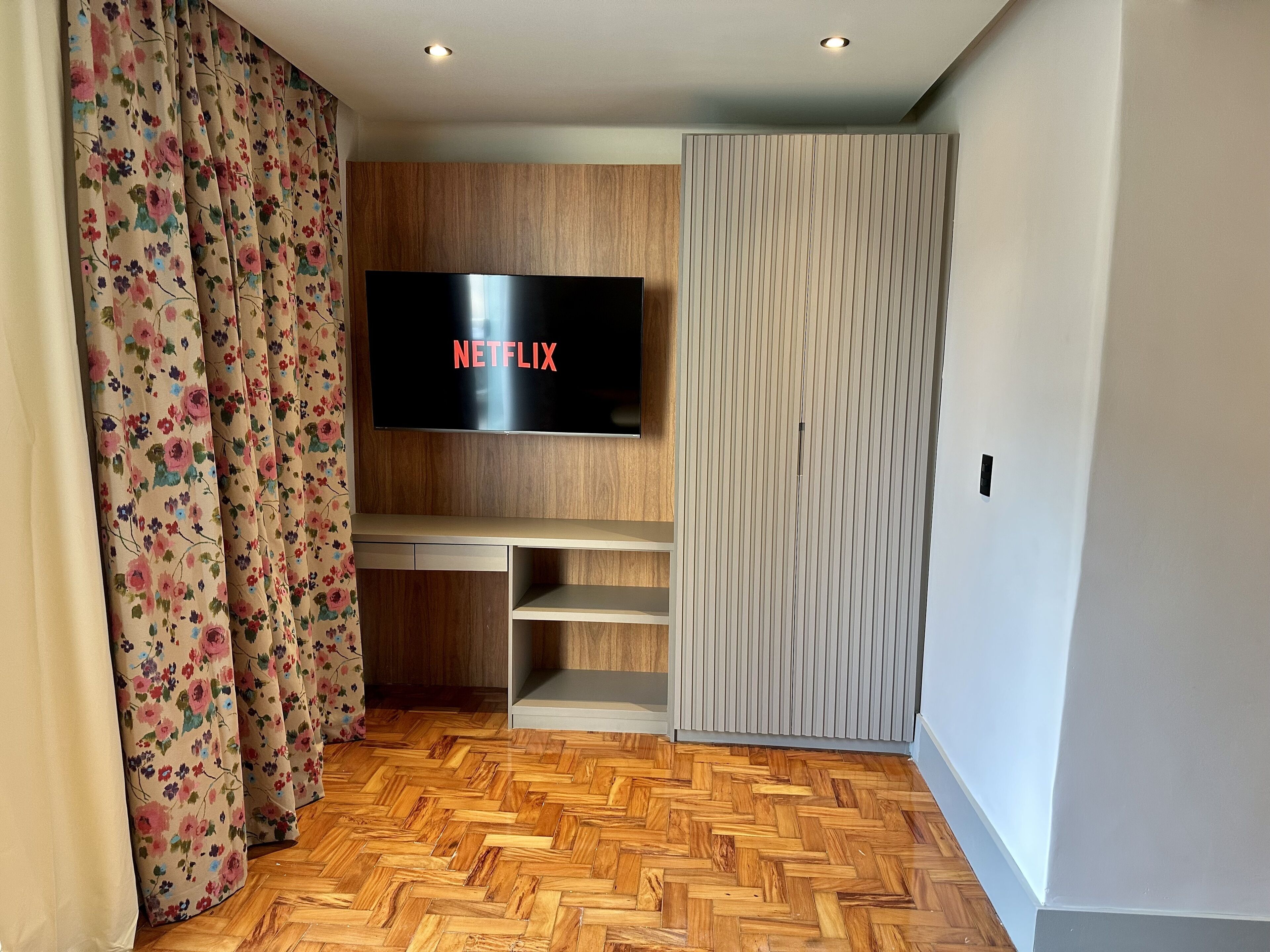 presidential suite, 1 king bed, non smoking, jetted tub | living area