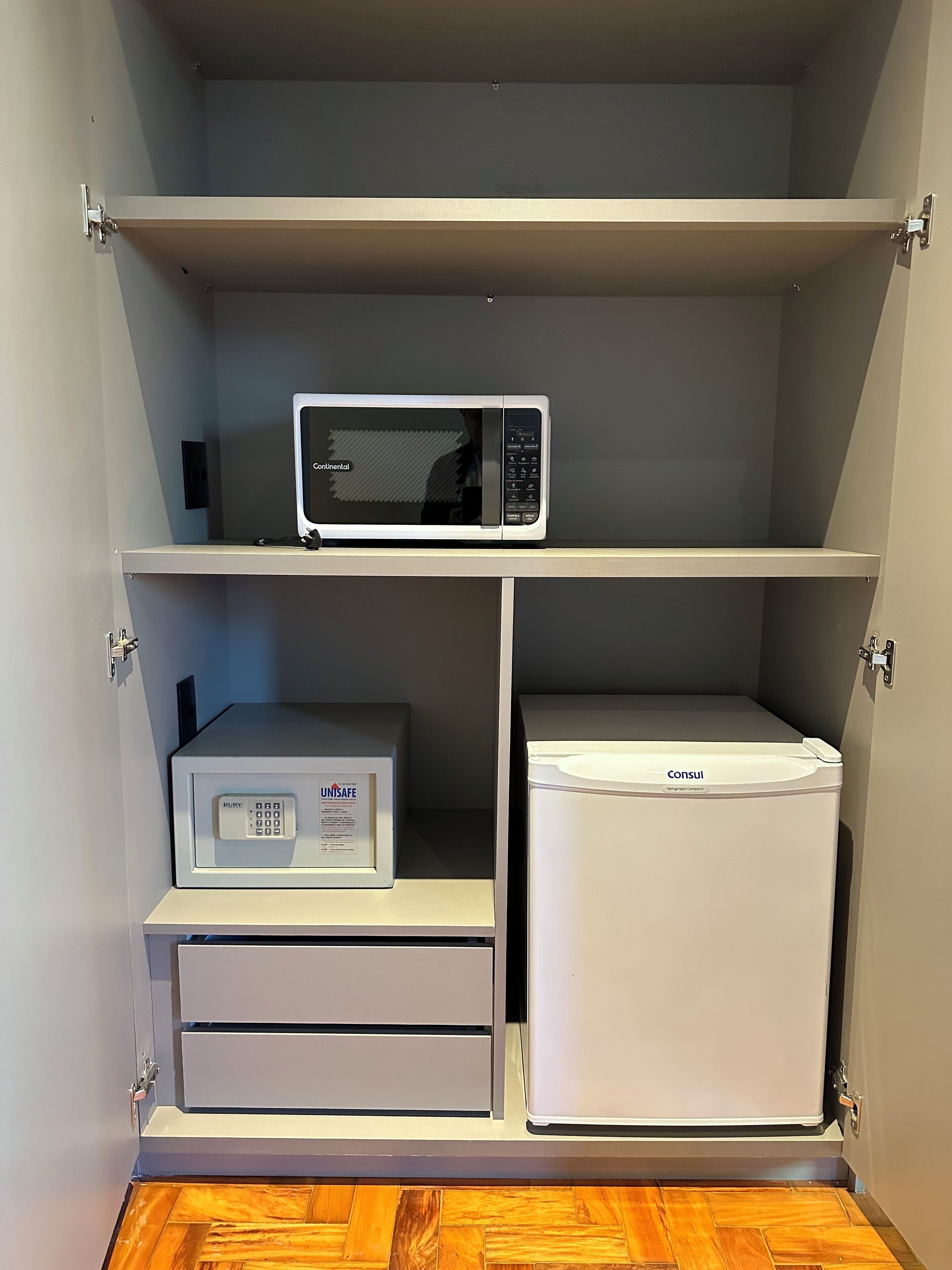 presidential suite, 1 king bed, non smoking, jetted tub | microwave