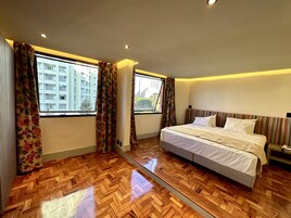 Presidential Suite, 1 Katil Raja (King), Non Smoking, Jetted Tub | Meja, ruang kerja komputer riba, langsir/tirai gelap terus 