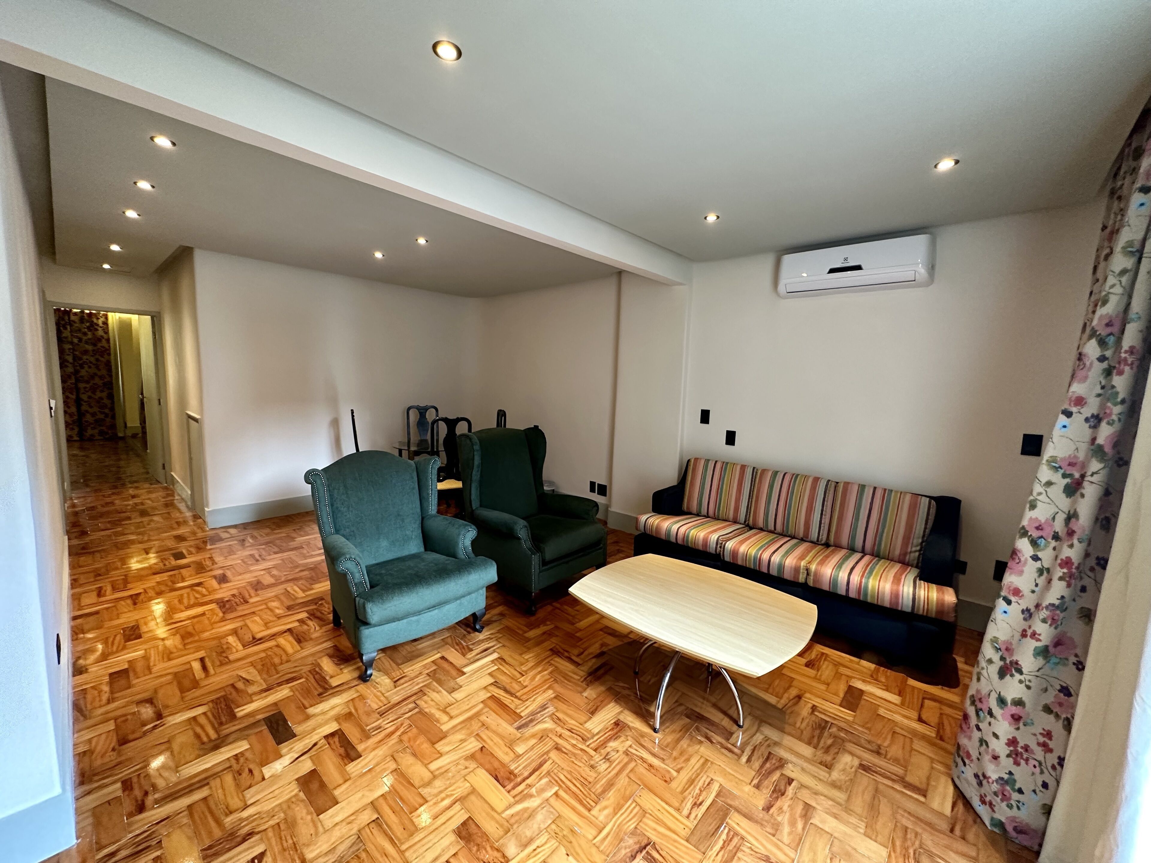 presidential suite, 1 king bed, non smoking, jetted tub | living area