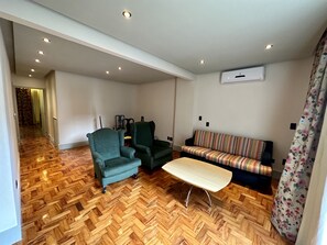 Suite presidencial, 1 cama de matrimonio grande, no fumadores, bañera de hidromasaje | Zona de estar