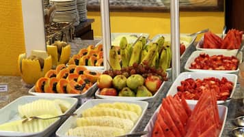 Een buffet met verschillende soorten fruit en groenten.