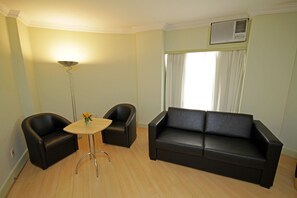 Suite twin deluxe | Living area | 40-inch Smart TV with cable channels, TV - San Raphael Hotel (São Paulo)