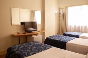 Habitación triple Deluxe | Minibar, caja de seguridad en la habitación y muebles diferentes 