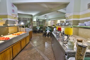 Desayuno buffet (BRL 28 por persona) 