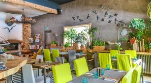 Frokost, lunsj og middag serveres, franske retter, uteservering 