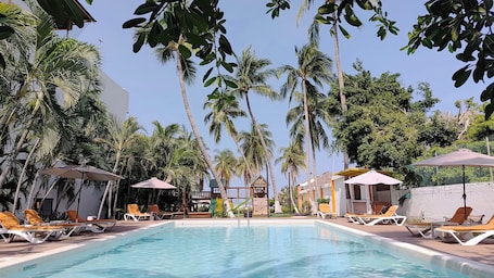 2 outdoor pools