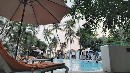 2 outdoor pools. Hotel Surf Olas Altas