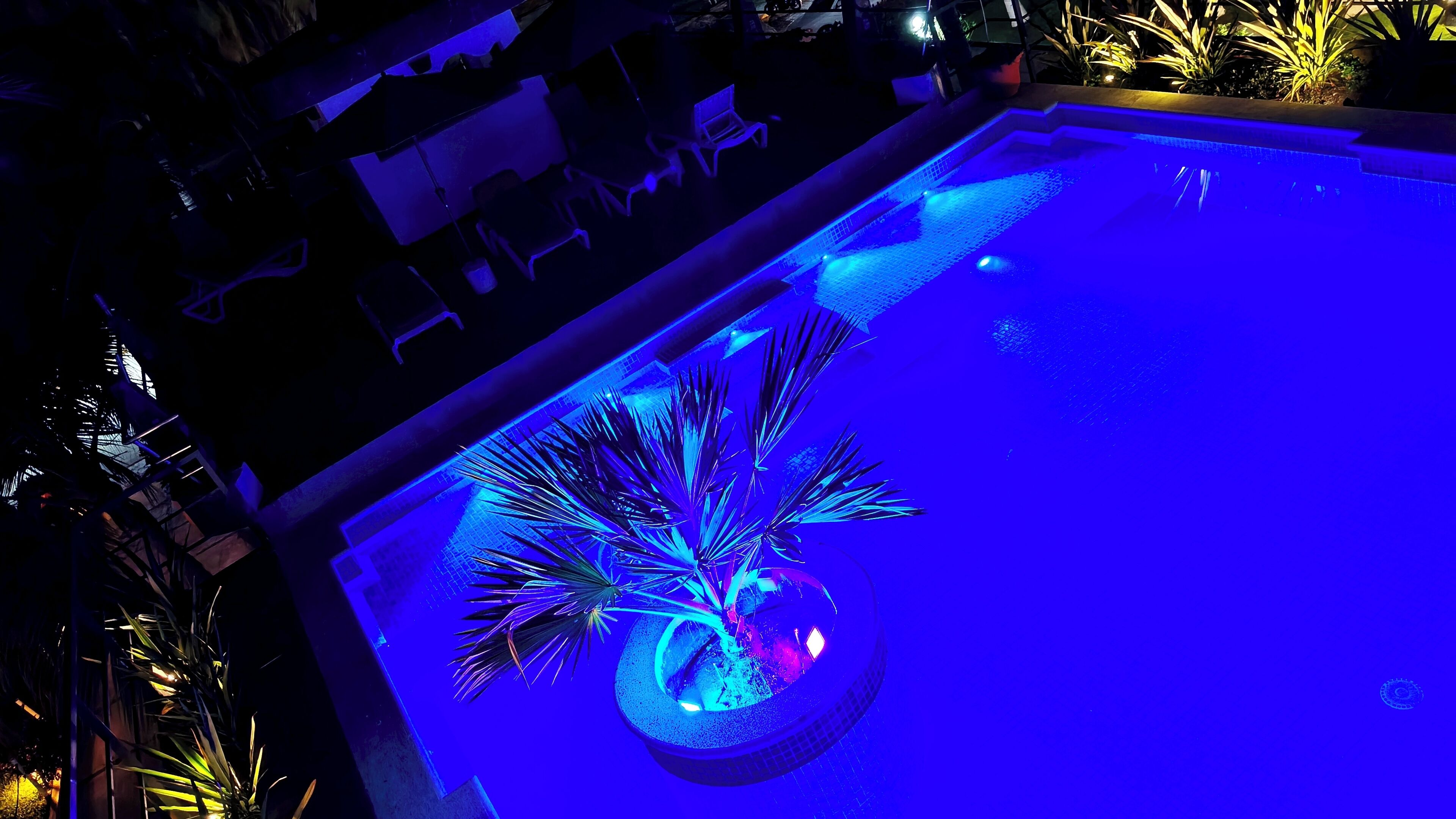 Un'area piscina con fontana e zone relax.
