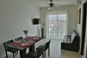 Standard Apartment, 1 Queen Bed, Tower | Living room