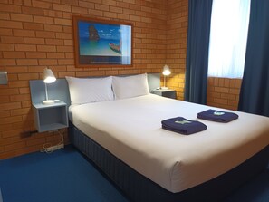 Tabla de planchar con plancha, wifi gratis y ropa de cama 