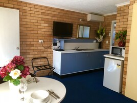 Tabla de planchar con plancha, wifi gratis y ropa de cama 