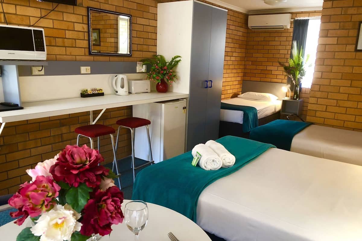 Iron/ironing board, free WiFi, bed sheets