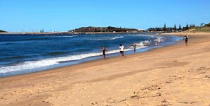 Una playa cerca, arena blanca